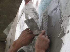 Заделывают трещины смесью, используя армирующую сетку