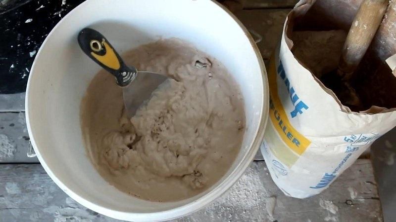 Замешивать состав следует небольшими порциями, чтобы успеть его выработать до застывания