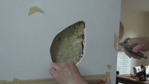 Заполняют отверстие пенопластом или бумагой, предварительно скомканной
