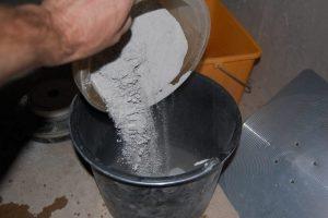 Засыпают сухую смесь, руководствуясь заявленными пропорциями