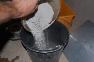 Засыпают шпатлёвку до наполнения ведра