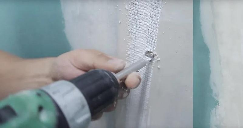 Для сохранения листов гипсокартона их снимают при помощи шуруповерта