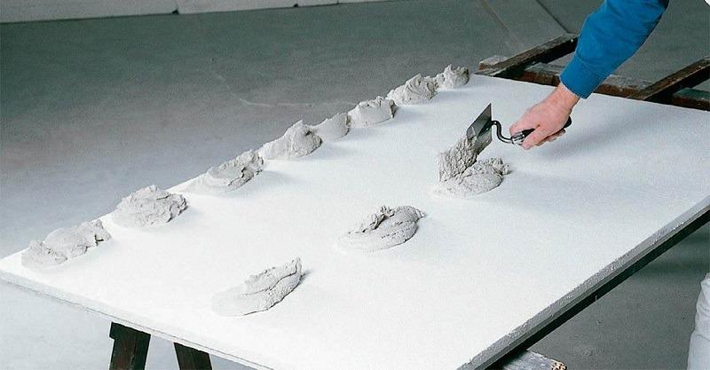 Готовый раствор наносится на лист гипсокартона горками на расстоянии друг от друга