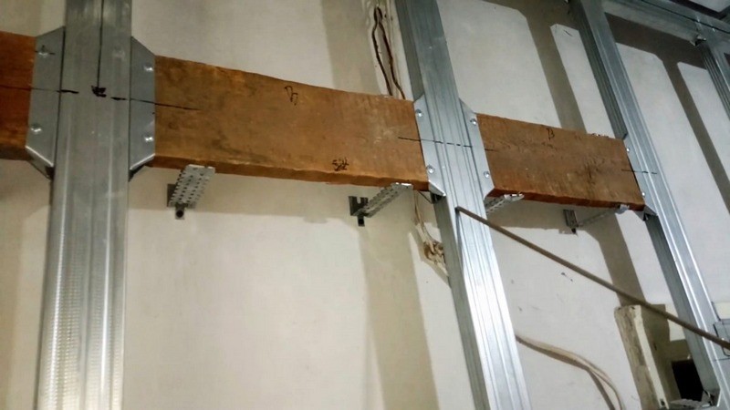 Метод укрепления вкладкой из бруса предполагает расположение внутри металлического профиля бруса из прочной древесины