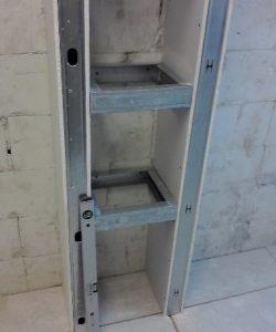Монтаж перемычек в местах крепления полок;