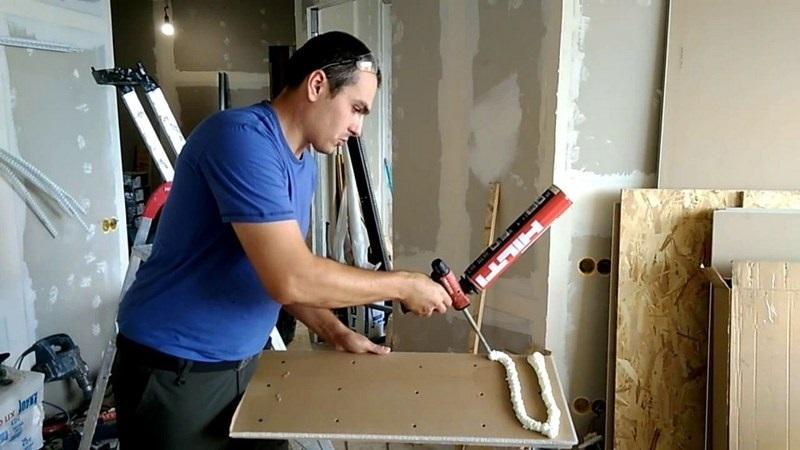 Монтажную пену наносят на лист гипсокартона зигзагом