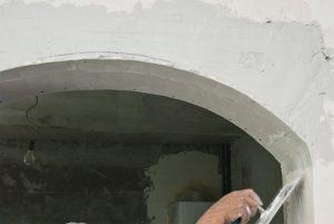 Нанесение второго слоя шпатлевки