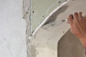 Нанесения первого слоя стартовой шпаклевки из гипса