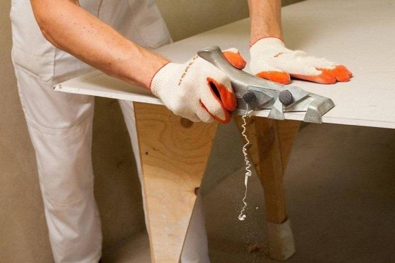 Неровные края обрабатывают рубанком