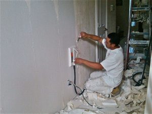 Очищают рабочую поверхность от грязи и пыли