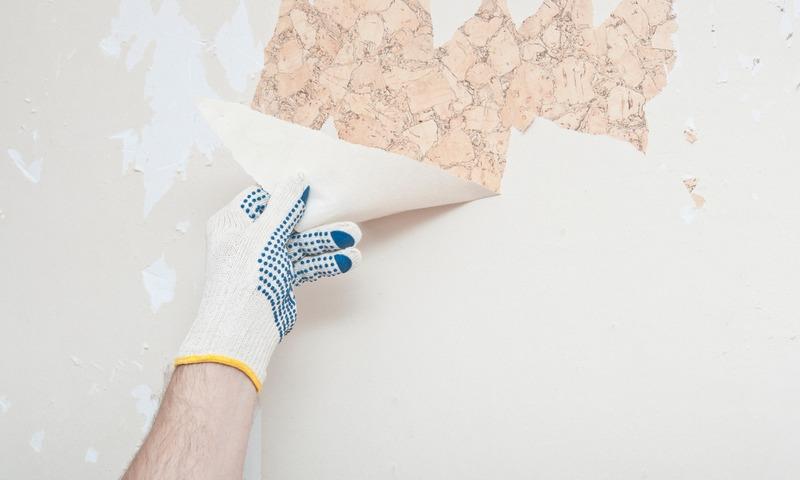 Подготовительные мероприятия начинаются с очистки стен от старых обоев