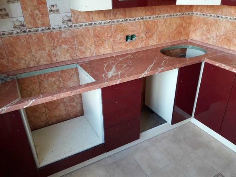 В столешнице кухонного гарнитура из гипсокартона легко вырезать отверстие для раковины или варочной панели